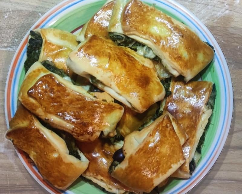 Panini napoletani con scarole, ulive e provola