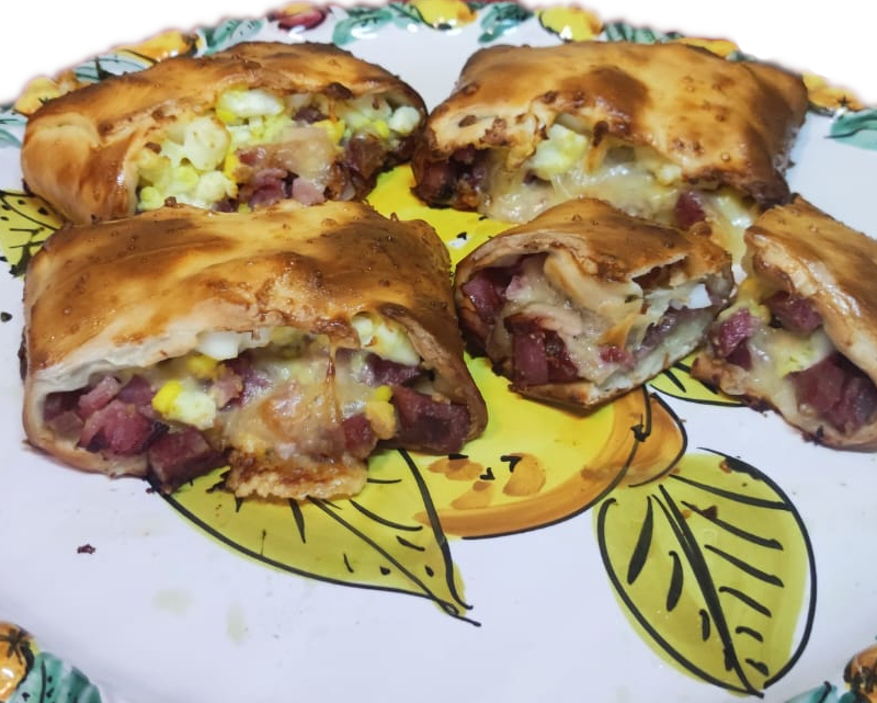 Panini napoletani con salame, svizzero, semipiccante e uovo sodo